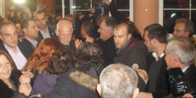 Θερμή υποδοχή στον Γ. Παπανδρέου: “Γιώργο πάρε πρωτοβουλία”