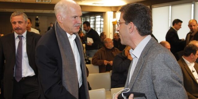 Στα πόδια του Γιώργου Παπανδρέου το ΠΑΣΟΚ