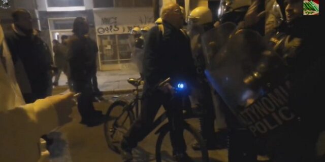 Ποδηλάτης παππούς εναντίον ΜΑΤ: Υποτιμάτε την νοημοσύνη μου, εσείς δεν έχετε