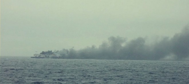 Συγκλονίζουν οι μαρτυρίες από το φλεγόμενο πλοίο: “Από τη φωτιά λιώνουν οι σόλες των παπουτσιών μας”