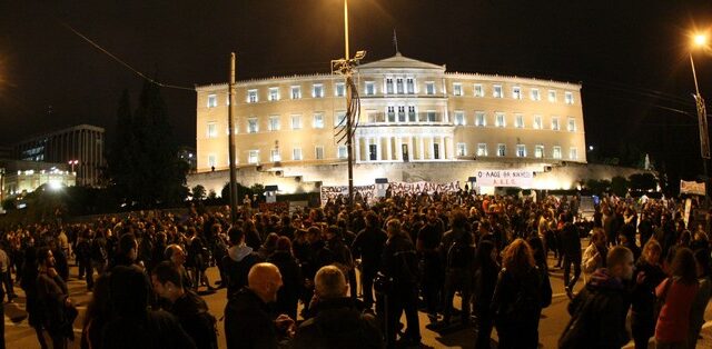 Συγκέντρωση υπό βροχή στο Σύνταγμα κατά του προϋπολογισμού