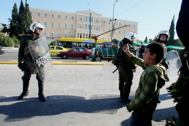 Επιχείρηση ΜΑΤ στο Σύνταγμα για τους Σύρους πρόσφυγες