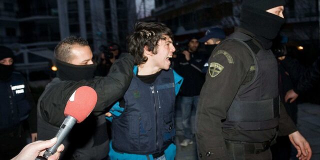 Εμπλοκή στο βραχιολάκι του Ρωμανού
