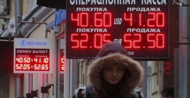 Το ρούβλι καταρρέει, η Ρωσία σε κρίση