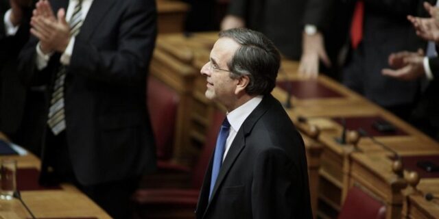 Το πολιτικό σκηνικό περιμένει από το Σαμαρά και ο Σαμαράς από το πολιτικό σκηνικό