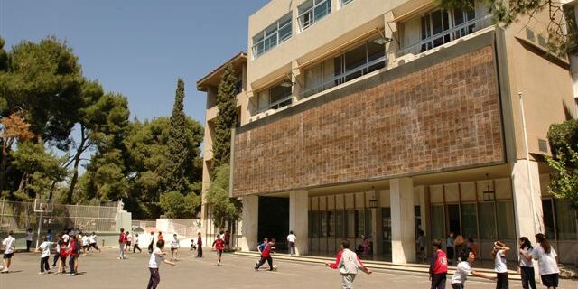 Μάζεψαν υπογραφές: 78 απόφοιτοι της σχολής Μωραΐτη διεκδικούν την πνευματική ελευθερία του Νίκου Ρωμανού
