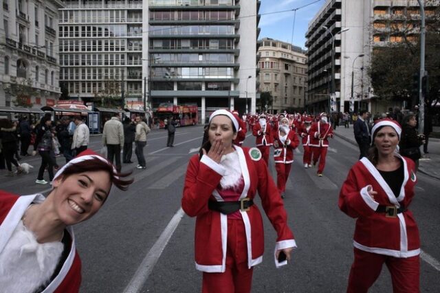 Μεγάλη επιτυχία για το 1ο Athens Santa Run. Γέμισε Αϊ Βασίληδες το κέντρο της Αθήνας!