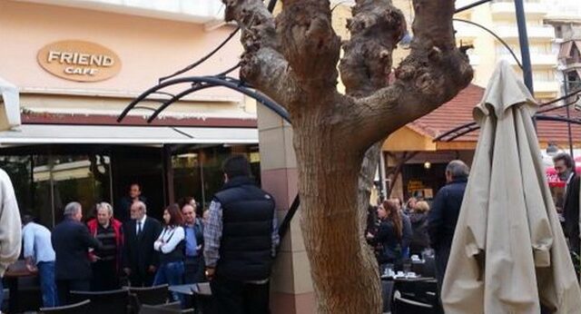 Εξαγριωμένοι πολίτες αποδοκίμασαν τον Δένδια στο Βύρωνα