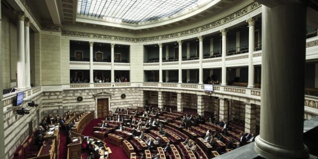 Εορταστικό κλίμα και ευκαιρία να “περάσουν” μερικές τροπολογίες