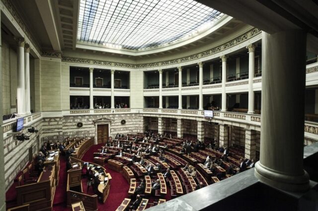Εορταστικό κλίμα και ευκαιρία να “περάσουν” μερικές τροπολογίες