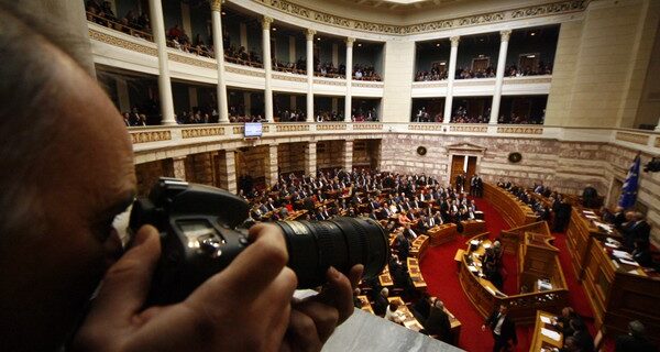 Τέλος στα θαλασσοδάνεια των κομμάτων: Ανώτατα όρια χρηματοδότησης καθιερώνει η κυβέρνηση