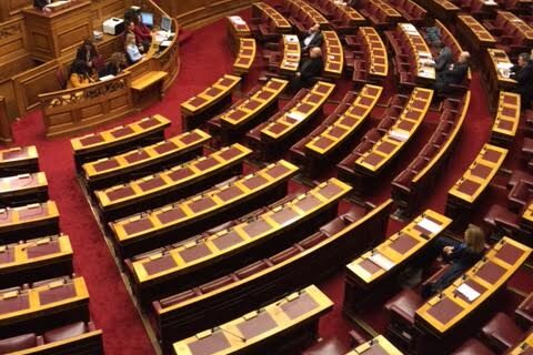 Συζήτηση για τον προϋπολογισμό σε άδεια έδρανα