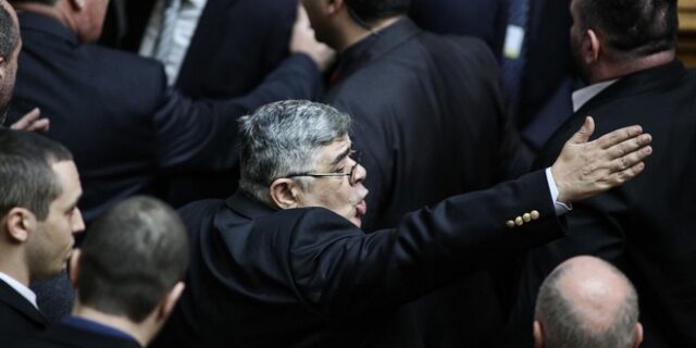 Επεισόδια με τους Χρυσαυγίτες στη Βουλή. Έβριζαν τους πάντες, έφτυναν τον Μπούκουρα που ψήφισε Δήμα