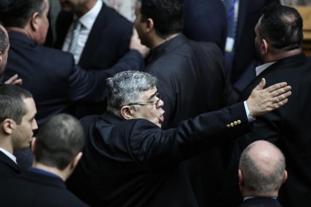 Επεισόδια με τους Χρυσαυγίτες στη Βουλή. Έβριζαν τους πάντες, έφτυναν τον Μπούκουρα που ψήφισε Δήμα