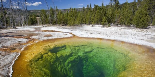 Πού οφείλεται το μοναδικό χρώμα των πηγών Yellowstone;