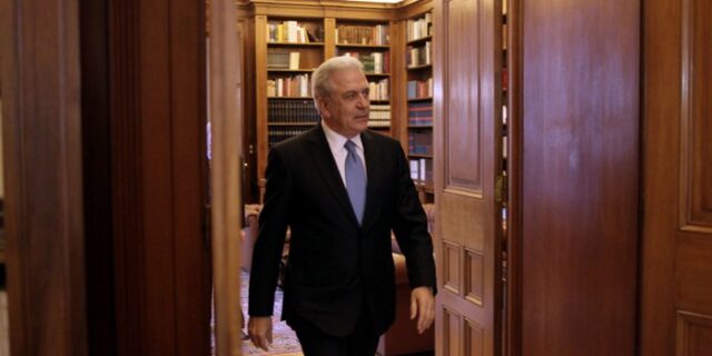 “Μάχη” γύρω από τον Αβραμόπουλο, την Προεδρία και την Κομισιόν