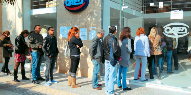 Το κράτος ως ύστατος “εργοδότης” για 300.000 ανέργους