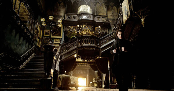 Ο Τομ Χίντλστον αγκαλιάζει το σκοτάδι στο “Crimson Peak” του Γκιγιέρμο Ντελ Τόρο