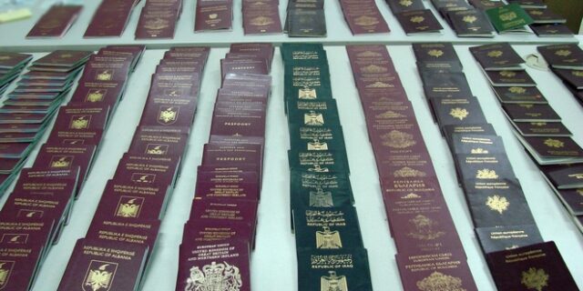 Έκλεβαν διαβατήρια από σπίτια και αυτοκίνητα και πεζούς, τα παραποιούσαν και τα πουλούσαν σε μη νόμιμους μετανάστες