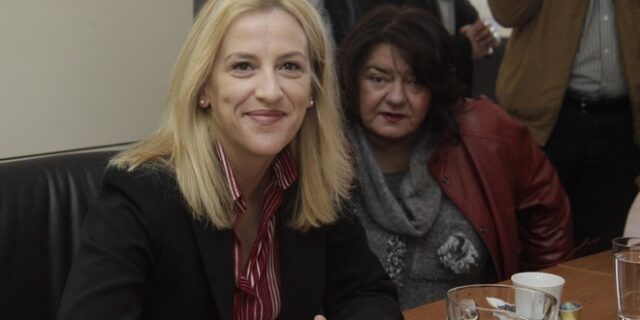 Ρένα Δούρου στην El Pais: Πρέπει να κυριαρχήσει ξανά η πολιτική επί των αγορών
