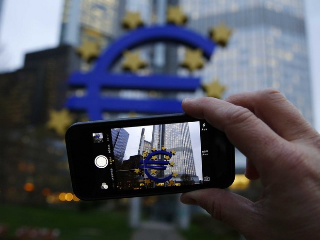 Θα βρέξει ευρώ; Τι σημαίνουν για την Ελλάδα η ποσοτική χαλάρωση και οι χρησμοί της ΕΚΤ