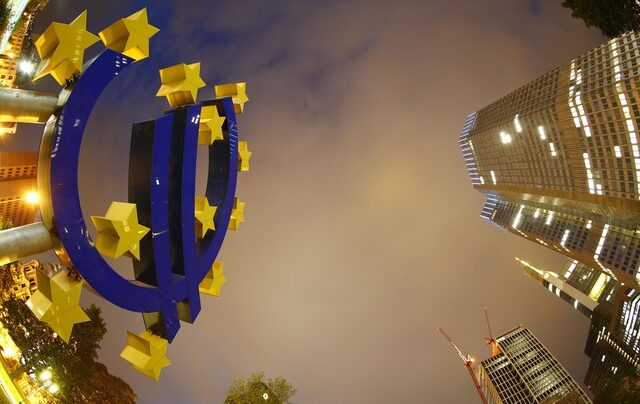 Αξιωματούχος της ΕΚΤ καλεί τις Βρυξέλλες να σεβαστούν το Σύμφωνο Σταθερότητας