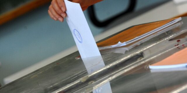 Προβάδισμα 4,9% στο ΣΥΡΙΖΑ δίνει νέα δημοσκόπηση. Επτά κόμματα μπαίνουν στη Βουλή