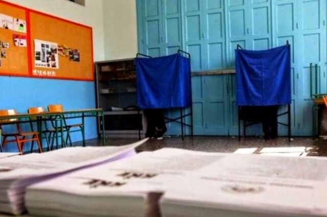 Εντάσεις, φθορές και ξύλο σε εκλογικά κέντρα και κομματικά περίπτερα