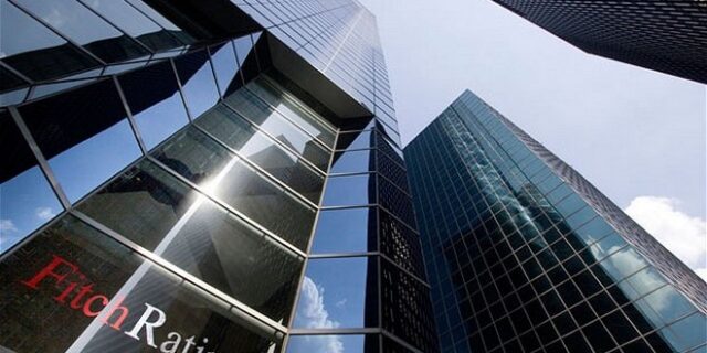 Η Fitch προειδοποιεί με υποβάθμιση του ελληνικού αξιόχρεου