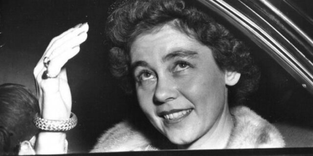 Μηχανή του Χρόνου: Είμαι η βασίλισσα της Ελλάδας και με κυνηγούν! Σας παρακαλώ, αφήστε με να μπω!