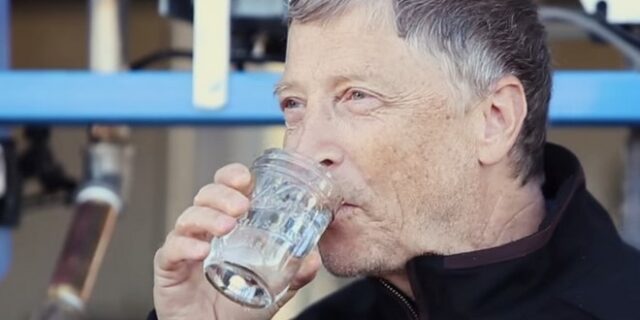 Ο Bill Gates μετατρέπει περιττώματα σε νερό και πίνει μπροστά μας