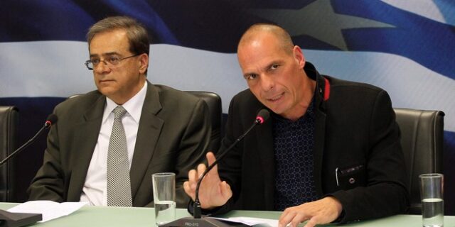 Βαρουφάκης: Είμαστε υπέρ του λιτού βίου και όχι της πυραμιδικής λιτότητας. Τι κάνουν τόσες Πόρσε στα στενά της Αθήνας;