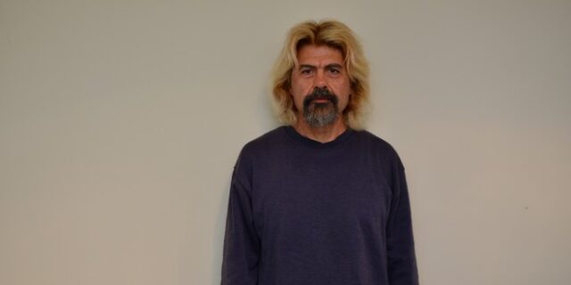 Αυτή είναι η φωτογραφία του Χριστόδουλου Ξηρού με ξανθά μαλλιά και μούσια