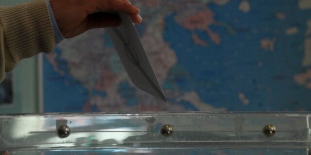 Ταξίδεψε μέχρι τα Χανιά κι έμαθε πως ψηφίζει στην Αθήνα