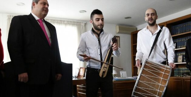 Νέα σποτάκια Ανεξαρτήτων Ελλήνων με μαντινάδες και τον… Μπομπ τον μάστορα