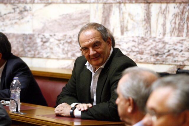 Παρέλαση στελεχών στο γραφείο του Καραμανλή
