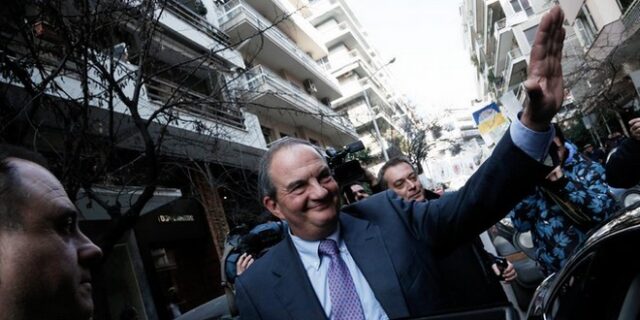 Όλοι περιμένουν τον Καραμανλή