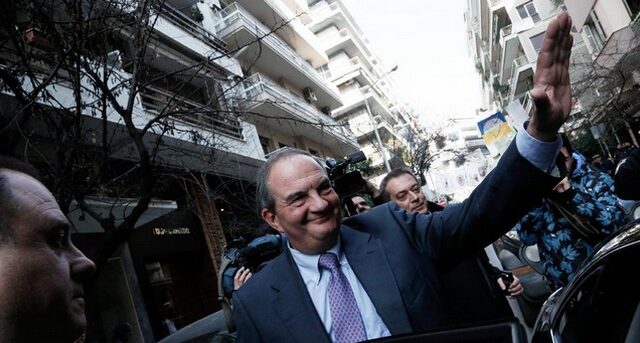 Όλοι περιμένουν τον Καραμανλή