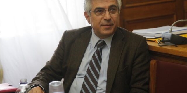 Ο τελευταίος να κλείσει τη πόρτα: Παραιτείται από το ΠΑΣΟΚ ο Μ. Καρχιμάκης για να ακολουθήσει το κόμμα Παπανδρέου