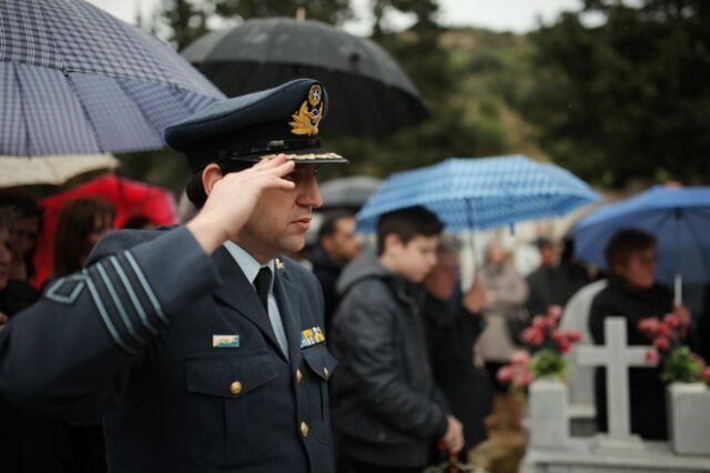 Το τελευταίο “αντίο” στο σμηναγό Ζάγκα που έχασε τη ζωή του στην Ισπανία