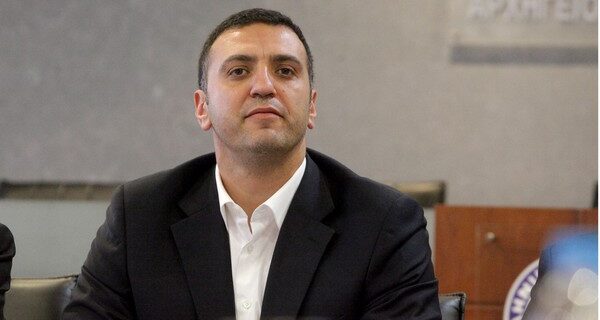 Ο Κικίλιας κάνει RT το #asktsipras