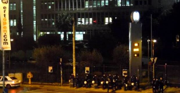 Διμοιρίες των ΜΑΤ έξω από την ΕΡΤ στην Αγία Παρασκευή