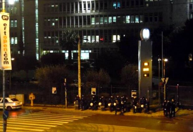 Διμοιρίες των ΜΑΤ έξω από την ΕΡΤ στην Αγία Παρασκευή