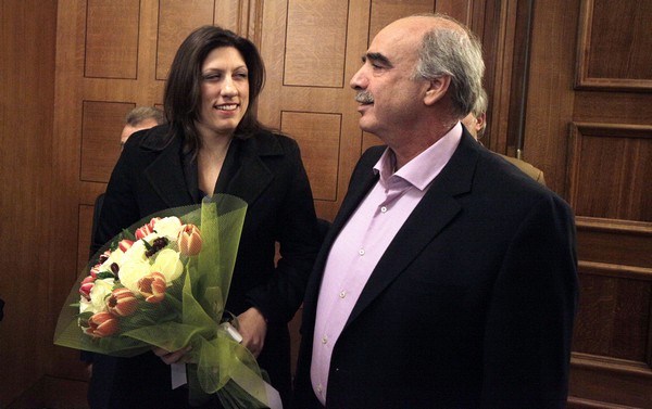 Τα λουλούδια στην κυρία από μένα: Μια ανθοδέσμη πρόσφερε ο Μεϊμαράκης στη Ζωή Κωνσταντοπούλου