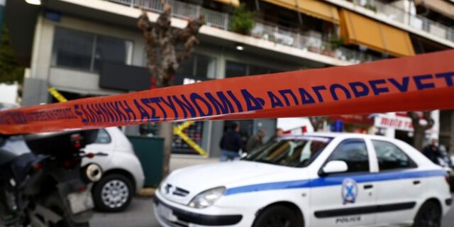 ‘Κεραυνοβολήθηκε’ από ρεύμα σε κολόνα της ΔΕΗ που αφαιρούσε καλώδια και τον έκρυψαν συνεργοί του σε καλύβα