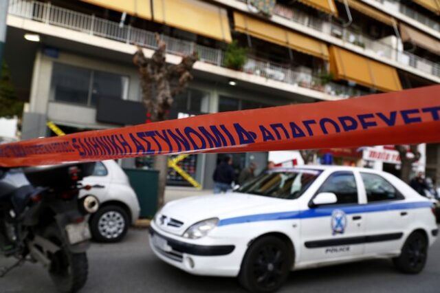 ‘Κεραυνοβολήθηκε’ από ρεύμα σε κολόνα της ΔΕΗ που αφαιρούσε καλώδια και τον έκρυψαν συνεργοί του σε καλύβα