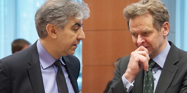 Πρώην Διευθυντής ΔΝT: Μείωση χρέους Ελλάδας στο μισό