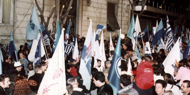 Κάλπη-κες ιστορίες: Το θρίλερ του 2000, όταν τα exit poll έβγαλαν για μερικές ώρες λάθος κυβέρνηση