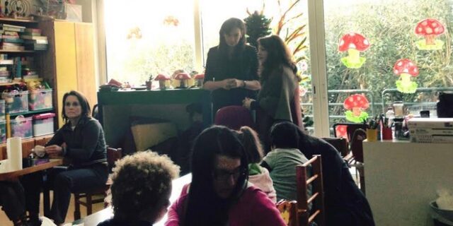 Η Γεωργία Σαμαρά δίπλα στα παιδιά του Χατζηπατέρειου Ιδρύματος