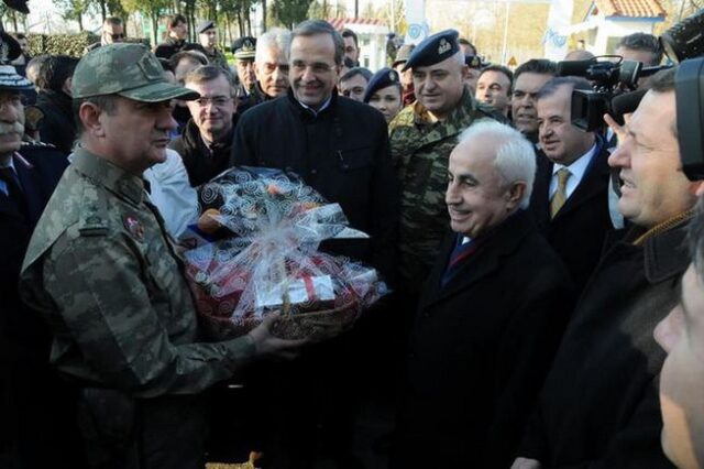 Ο Σαμαράς πέρασε πεζός τα σύνορα για να γιορτάσει τη Νέα Χρονιά με τους Τούρκους στρατιώτες